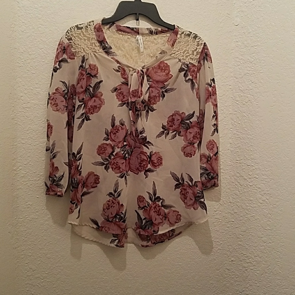 Medium flowery top